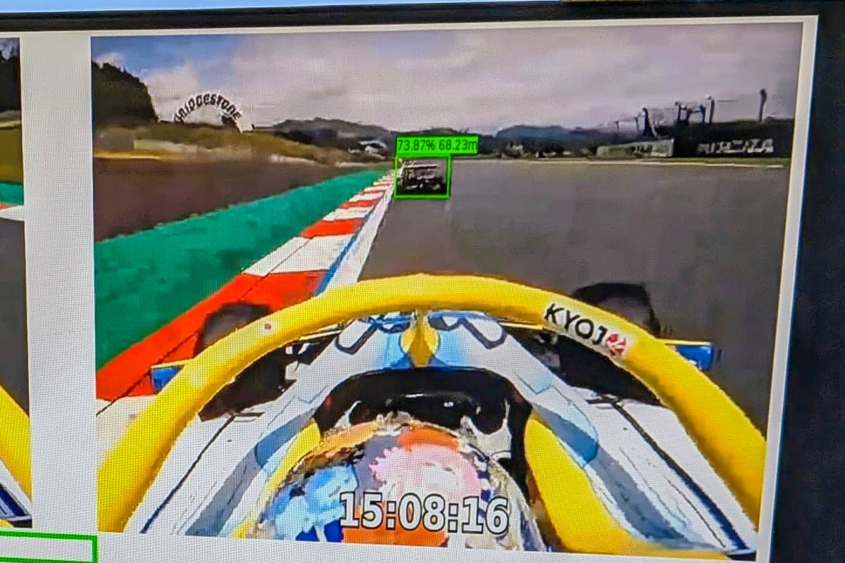 前方車との距離やアクセルの踏み具合が数値で表示される