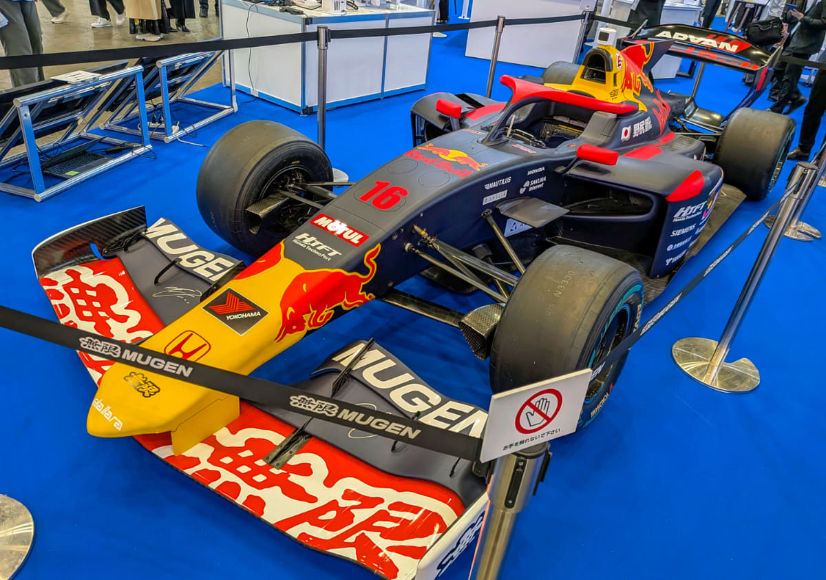 NEDOブースでは、同技術のカメラなどを搭載したレーシングカーも展示されている。