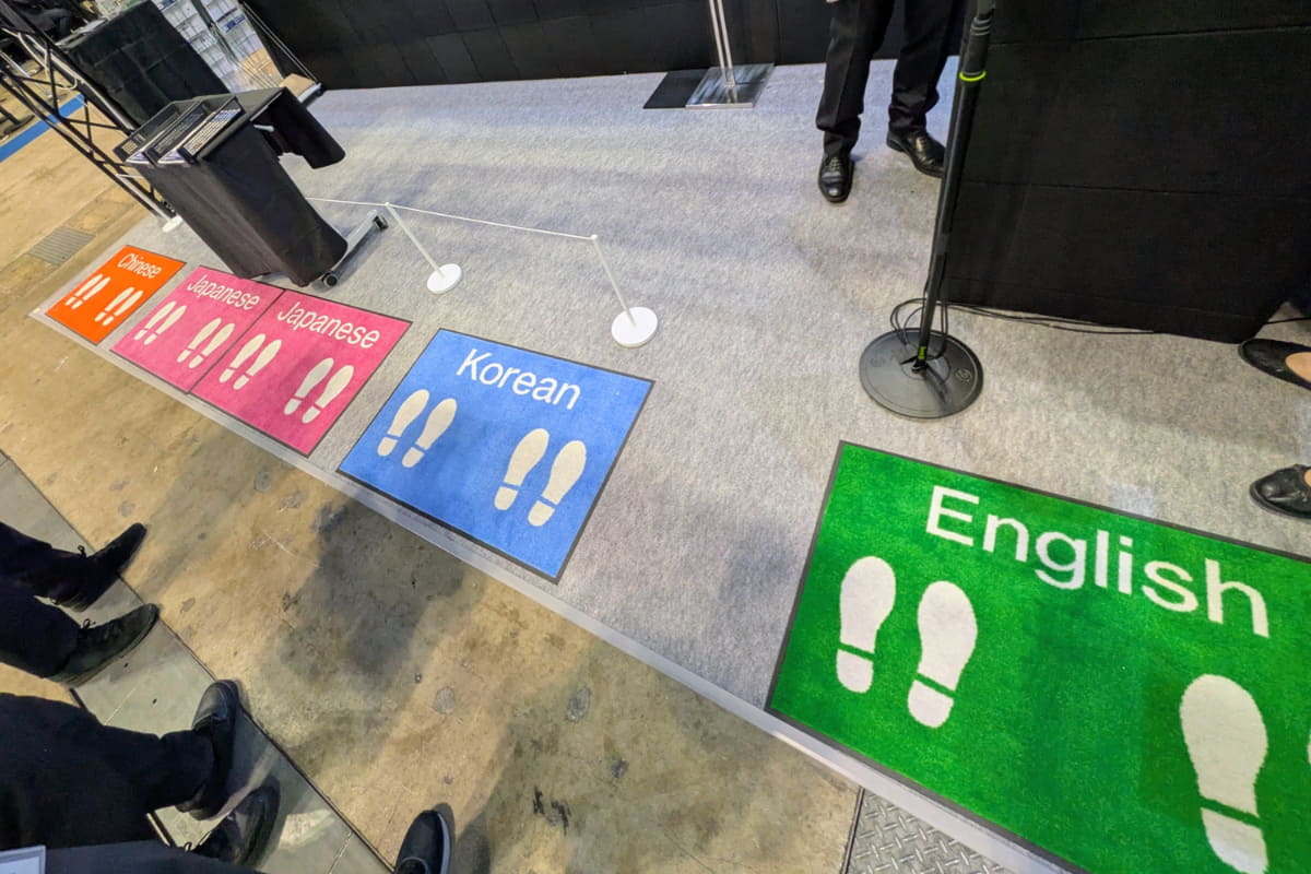 マットに立つと、マットに書かれた言語の翻訳音声が聞こえる