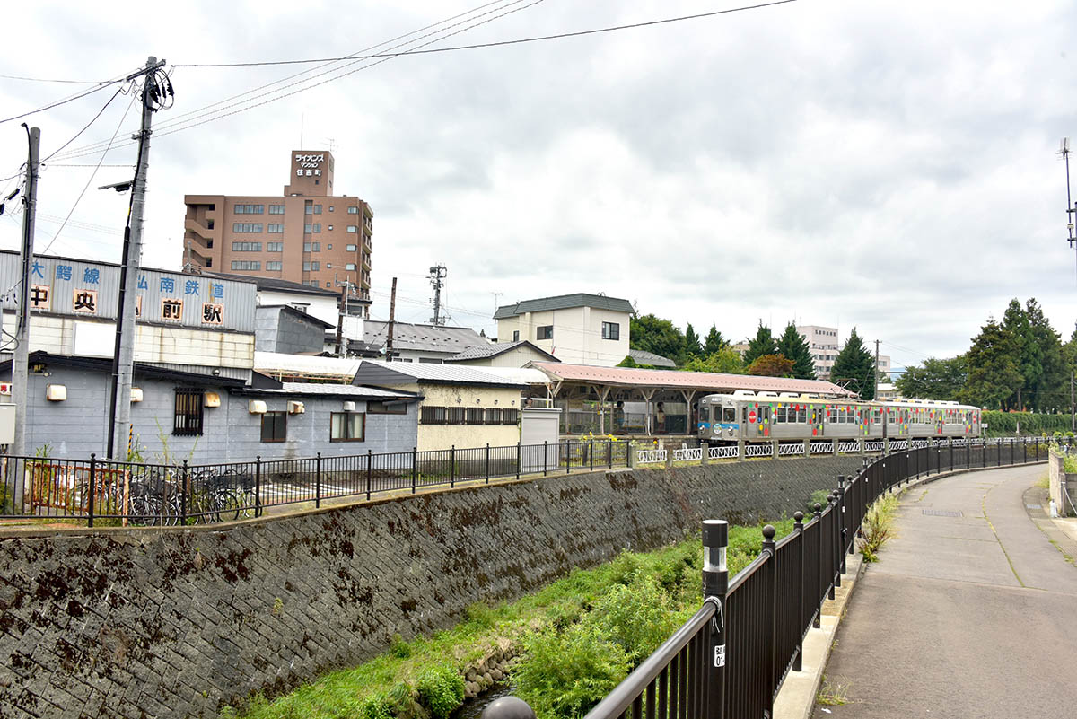 中央弘前駅は土淵川に沿って立地