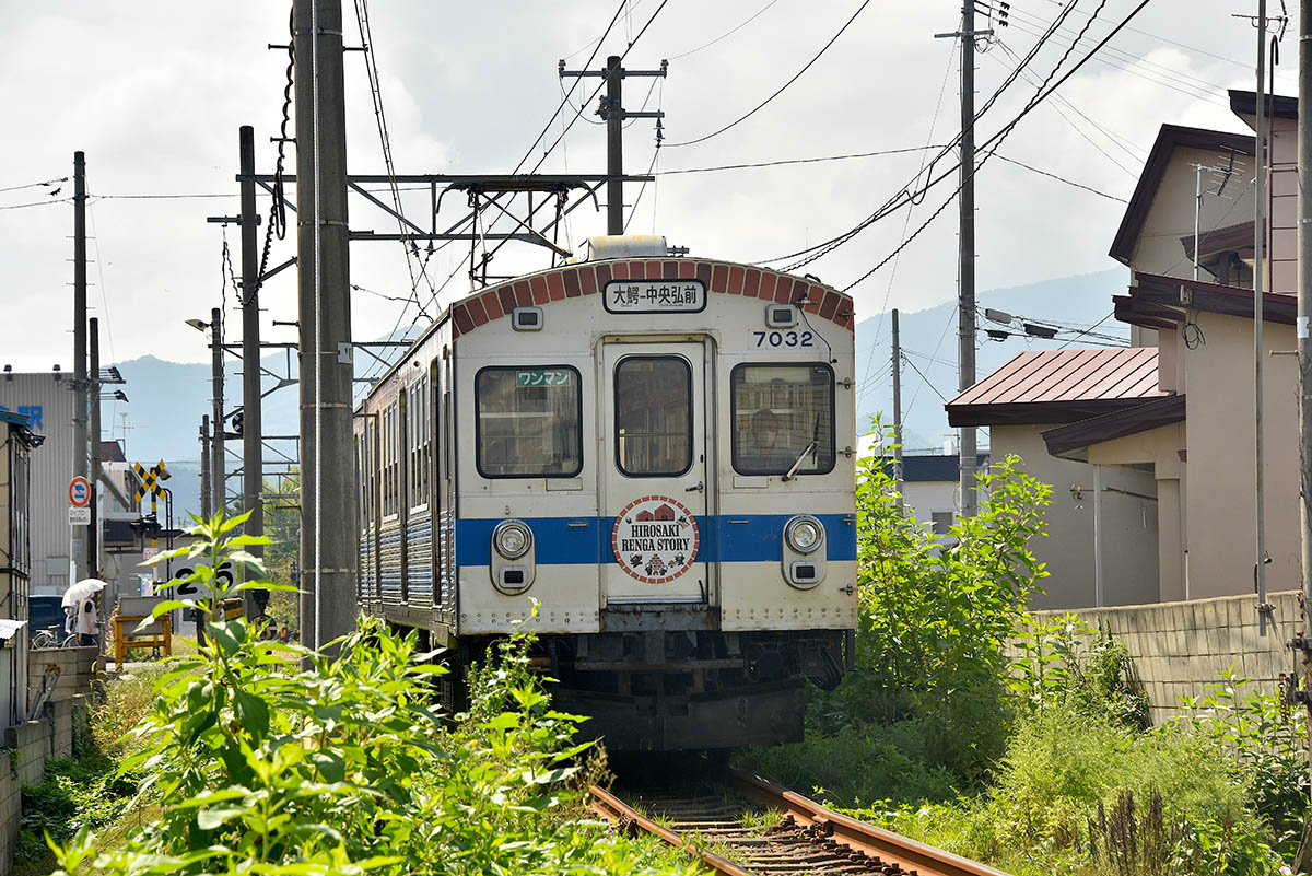弘高下駅-弘前学院大前駅間を走る大鰐線の電車