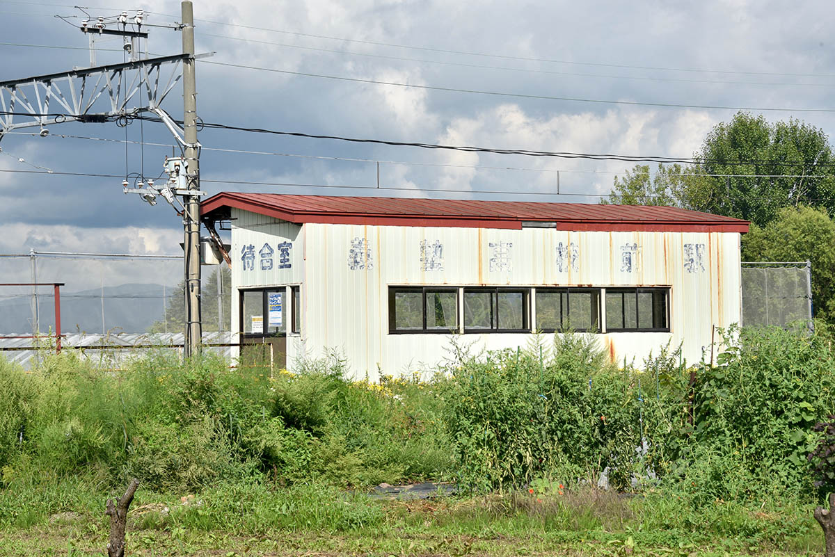丘の上に立つ義塾高校前駅