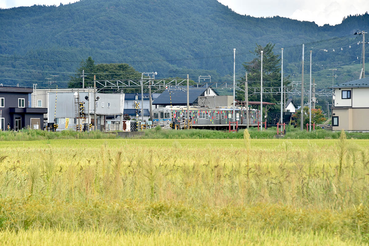 石川駅に停車している大鰐線の電車
