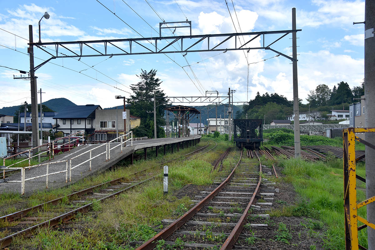石川駅の側線には貨車が留置されている