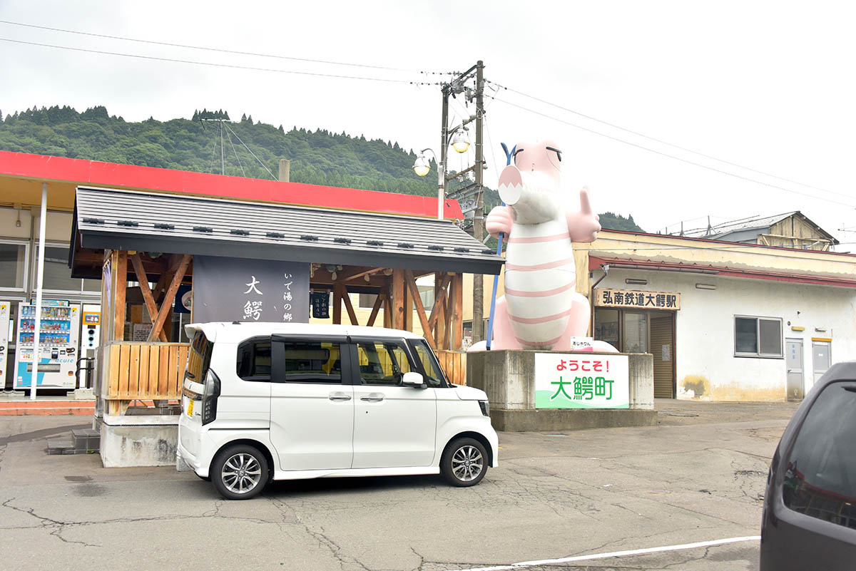 大鰐温泉駅の駅前広場には足湯が整備されている。右奥に見えるのは、大鰐線用の出入り口