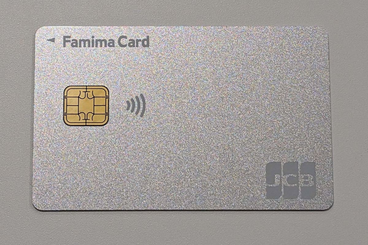 新カードのデザイン。自然光や蛍光灯の下では表面の反射が激しく、写真撮影時に文字が浮き出るようにするのに苦労した