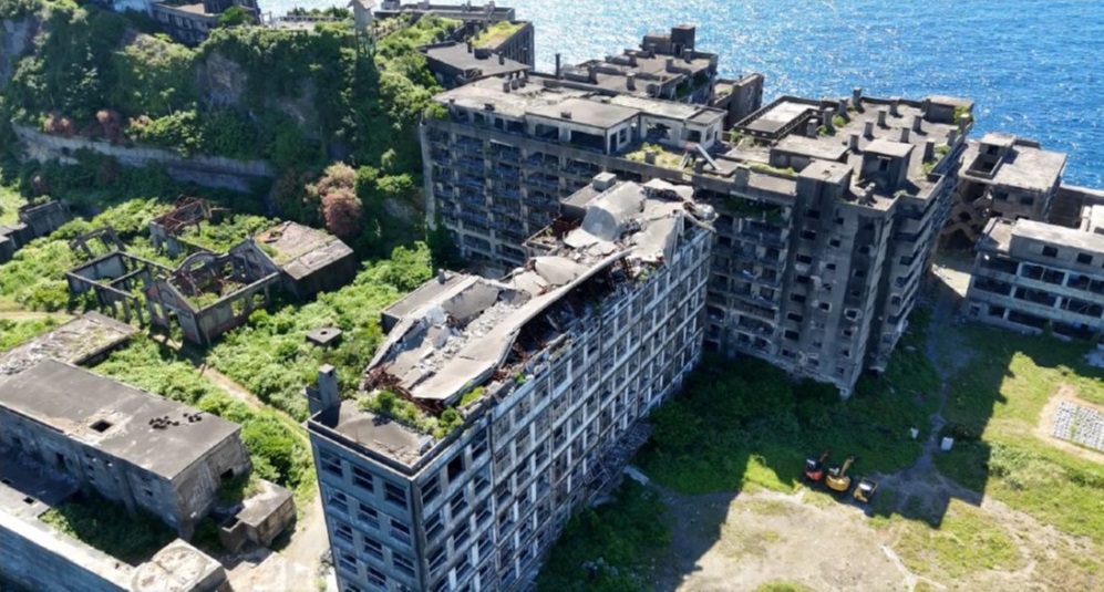 ドローンから撮影した旧端島小中学校(70号棟：手前)。右下グラウンド跡に研究拠点を設置予定