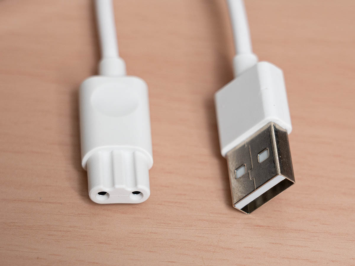 付属の充電ケーブルはUSB Type-A対応。本体側はUSBではありませんでした