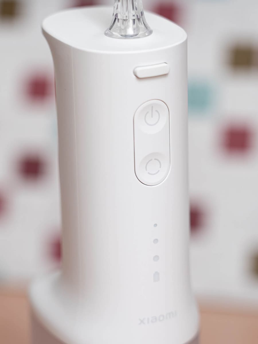 操作部。電源ボタンとその下はモードの切り換え。一番上のボタンはノズルを外すときに押す