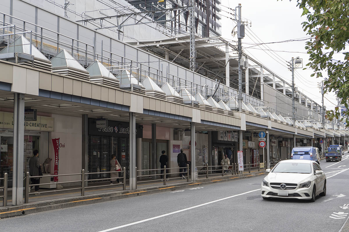 大井町線高架下に商店が立ち並ぶ