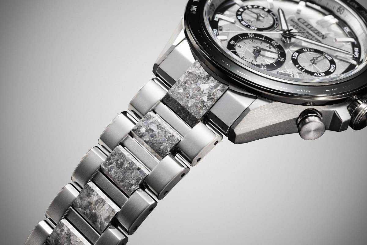 結晶チタニウムを中ゴマに使用したブレスレット。シルバーカラーのデュラテクトプラチナが施される