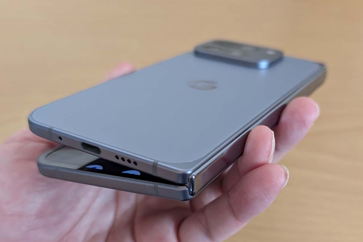 折りたためば、この通り。ちょっと厚めの、フツーのスマホ