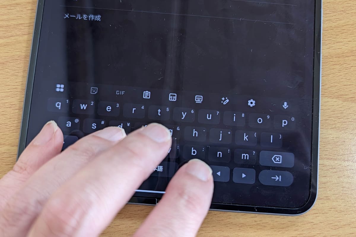 片手でもこのサイズ感。キーボードの両手打ちはちょっと無理でしょう