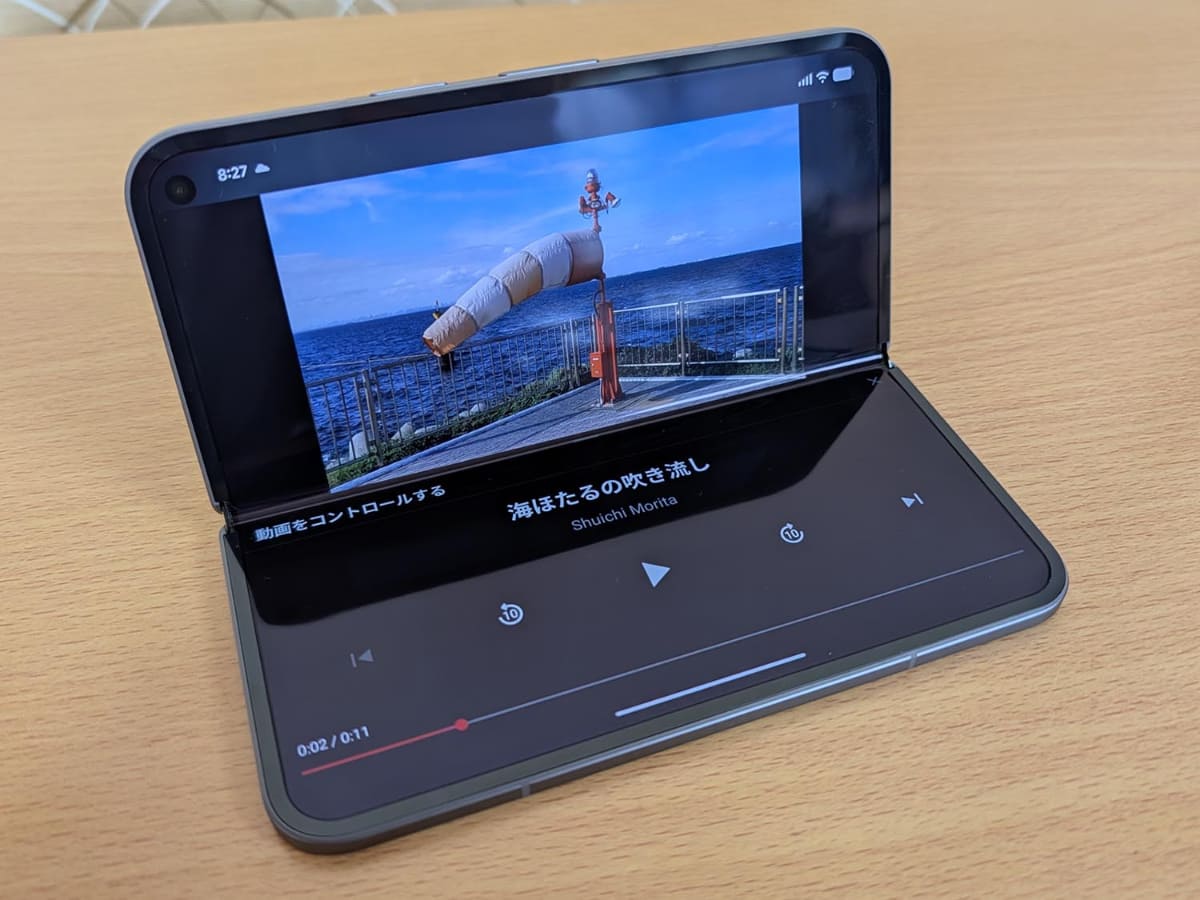 YouTubeアプリは端末の開き具合を検知して、このように最適な表示をしてくれます。全開にすれば、それはそれで別の画面に