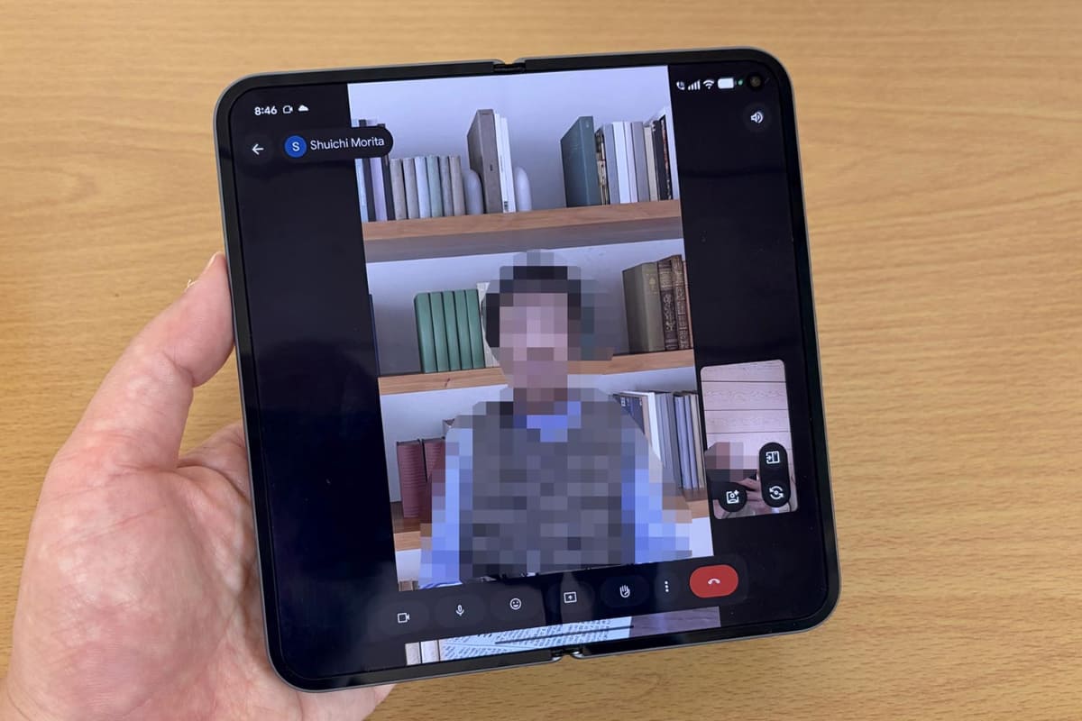 特にアイコンを操作することなく、画面を物理的に開くだけで、大画面での通話に移行します。映像や音声の途絶はほぼなし