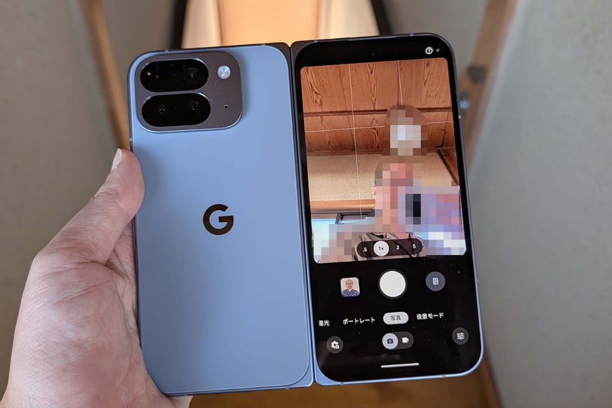 端末を開いた状態で、6.4インチ画面を自撮り用ファインダーにできる「背面カメラセルフィー」