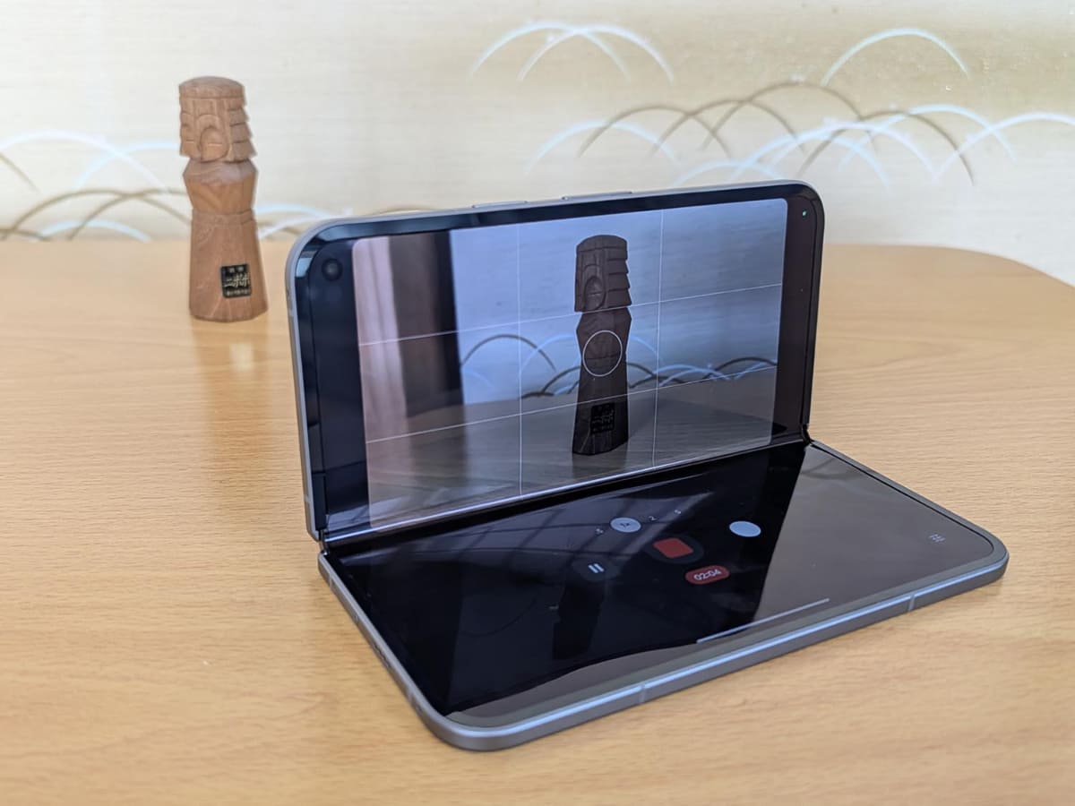 カメラアプリでも半開きは有効。テーブルに置いて、長時間の定点撮影、あるいはVlogと洒落込みますか!
