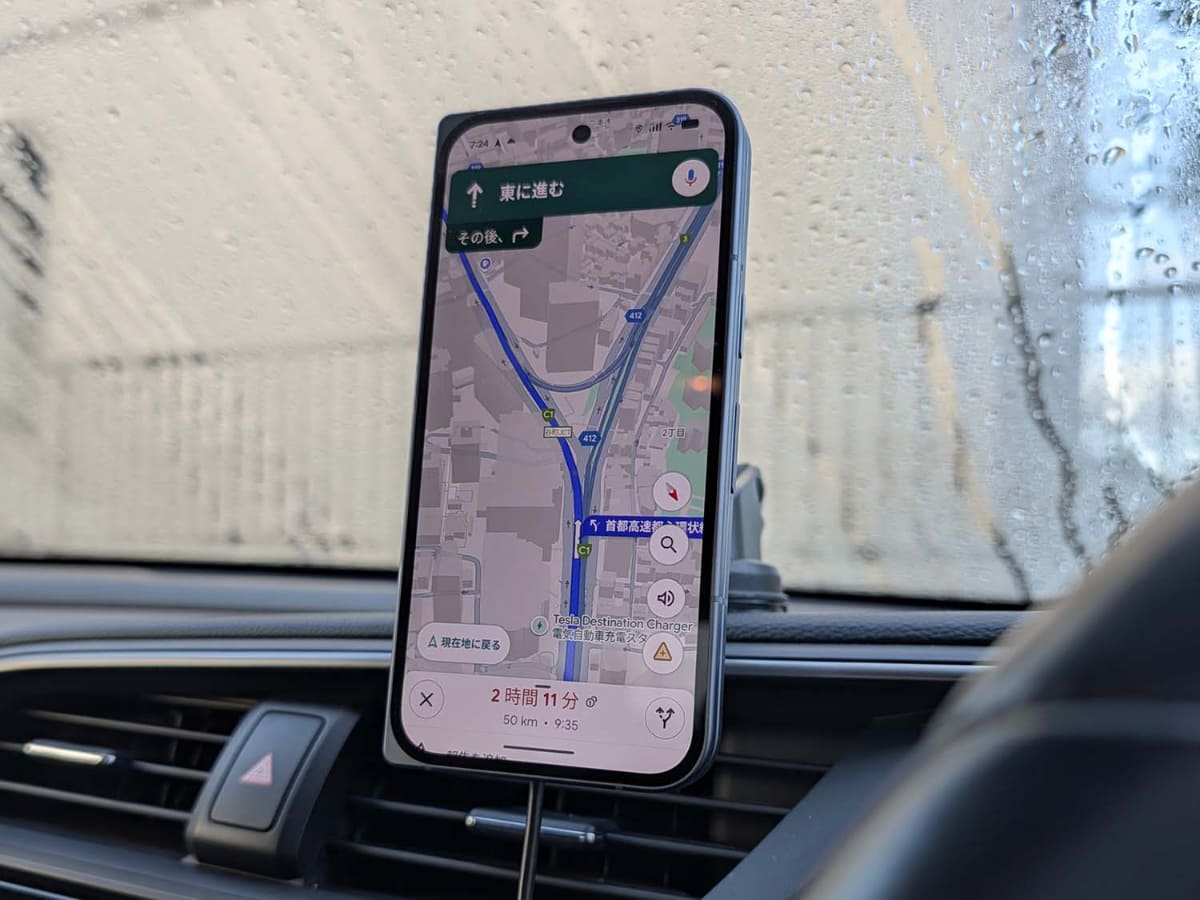 Pixel 10 Pro Foldを設置したところ。端末を閉じた状態なら、安定性にも特に問題なさそう