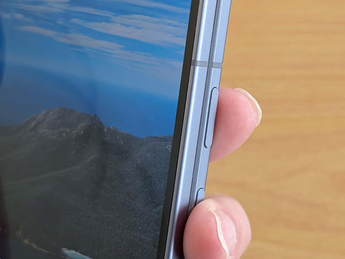 Pixel 10 Pro Foldの指紋センサーは電源ボタンとの兼用。画面内センサーがだいぶ普及していますが、これはこれで便利です