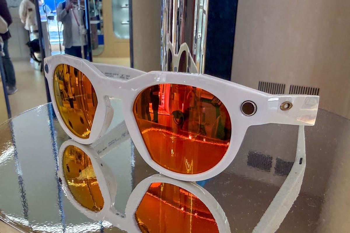 MetaのAIグラス「Oakley Meta HSTN」。カメラがありAI連携するのが特徴
