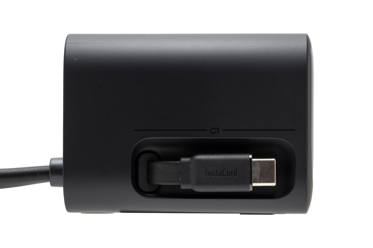 左側面には巻取り式のケーブル。先端はマグネットでくっつくようになっている