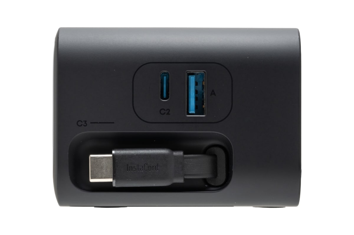 右側面に巻取りケーブルとUSB-Cポート、USB-Aポートを配置