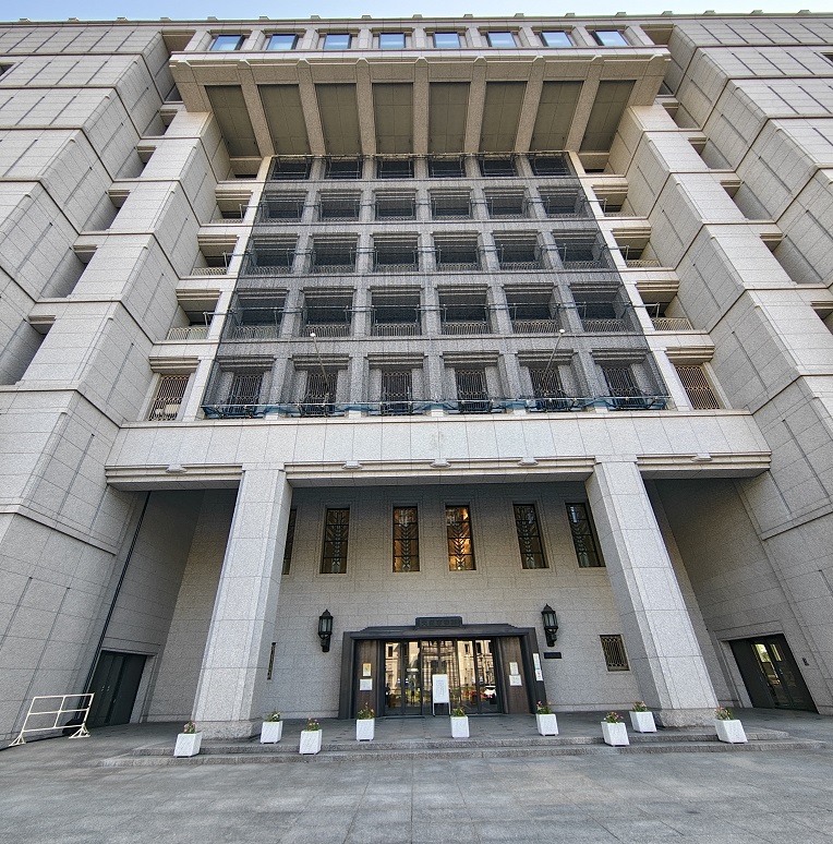 大阪市役所正面玄関前