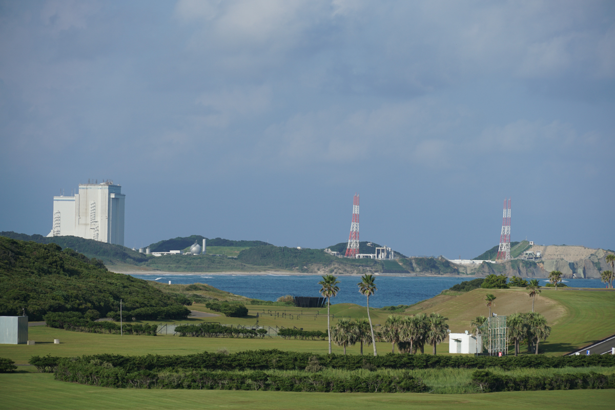 打上げ前ブリーフィングの日は穏やかに晴れていた種子島宇宙センター。天候悪化が予測されるため、H3ロケット7号機はまだ姿を表すことができない(撮影：秋山文野)