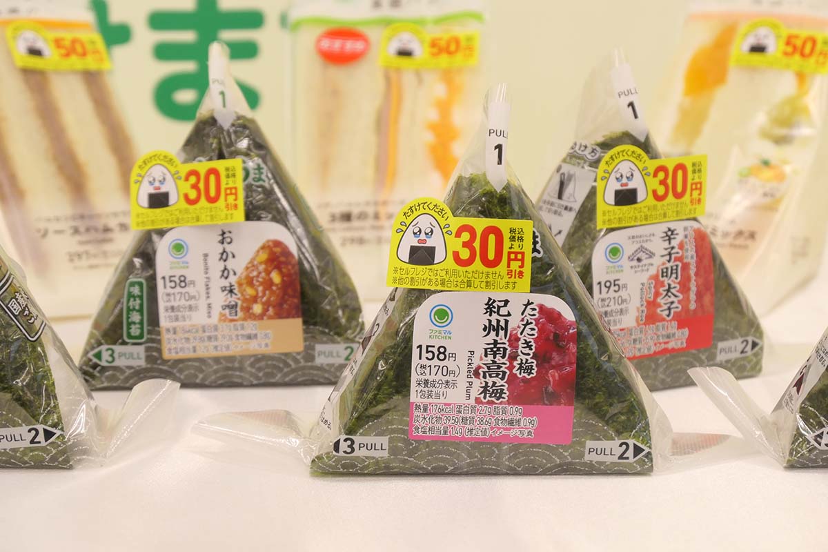 ファミリマート店頭の涙目シールは、金額ごとに計7種類(10円、20円、30円、50円、100円、120円、150円)を用意