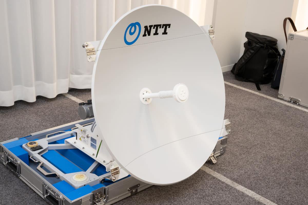 電話と一部の通信(災害用伝言板、Web171)を利用できるNTTの可搬型衛星アンテナ