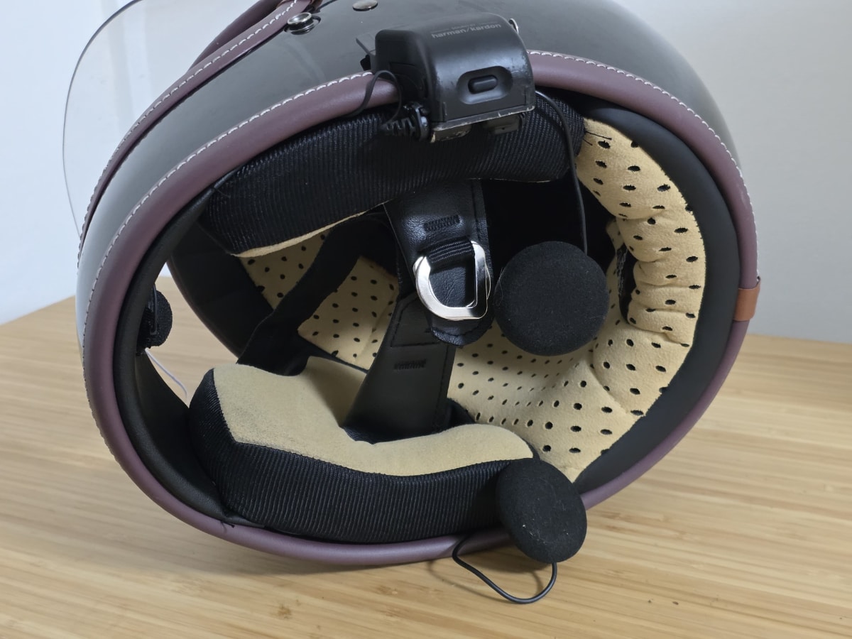 ヘルメットに装着した様子