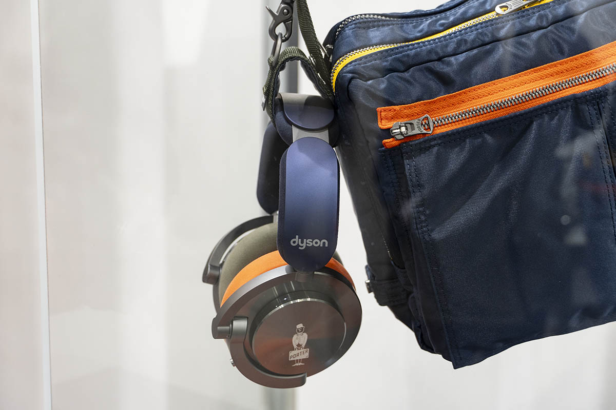 ヘッドフォン用ストラップを装備