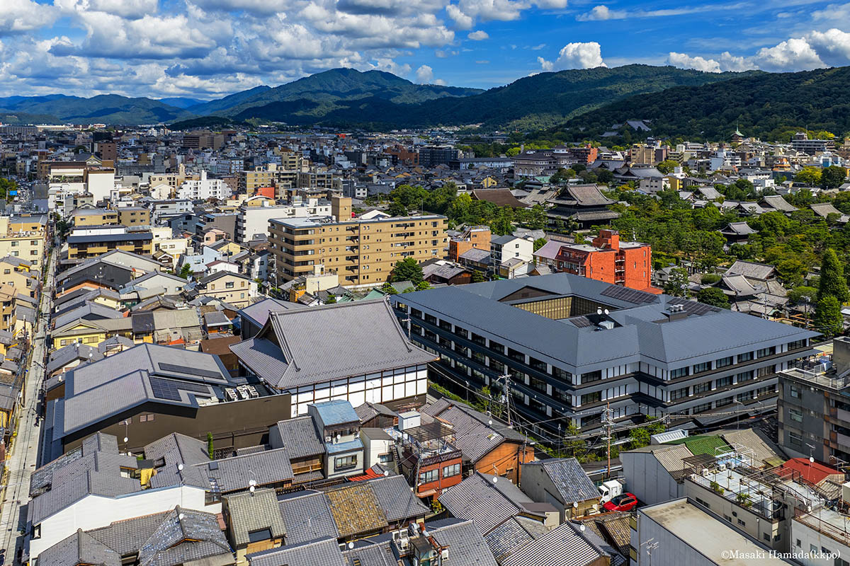左が歌舞練場・地域施設、右がホテル