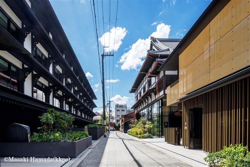 新道通。左がホテル、右が歌舞練場・地域施設