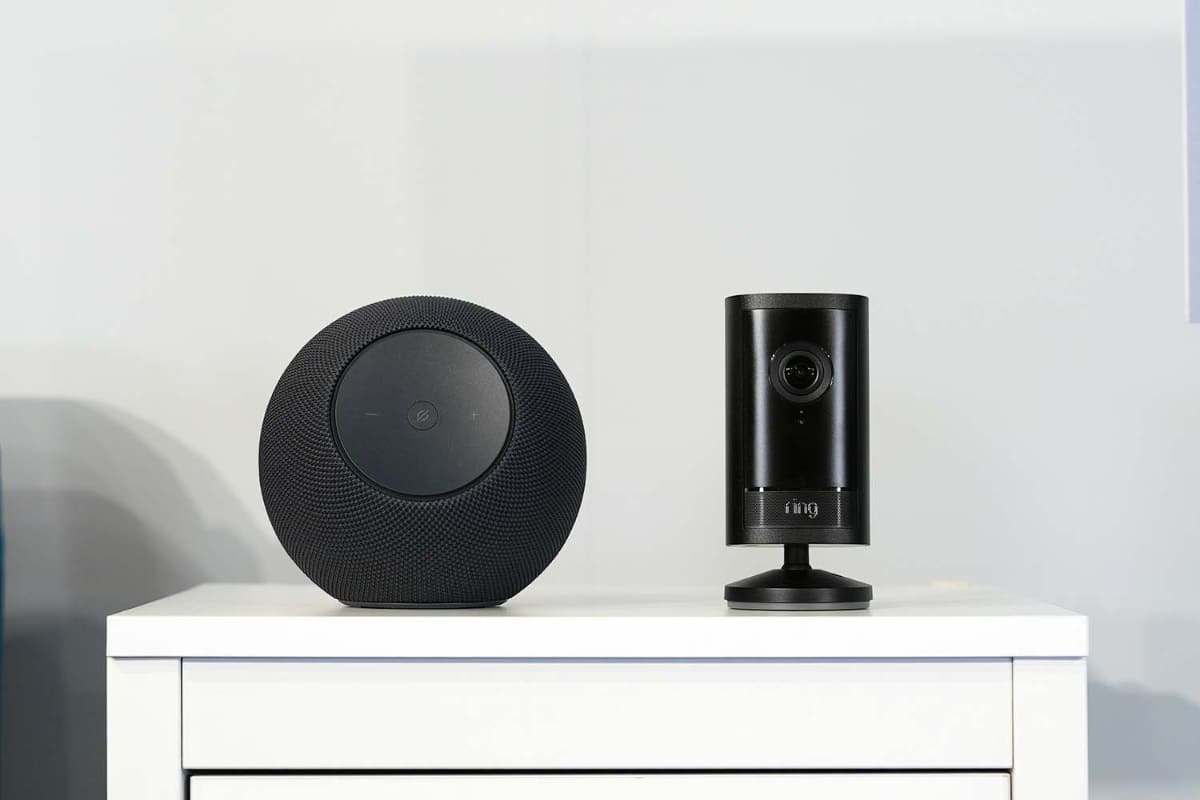 Echo Studio(左)とRing Outdoor Cam Pro(右)