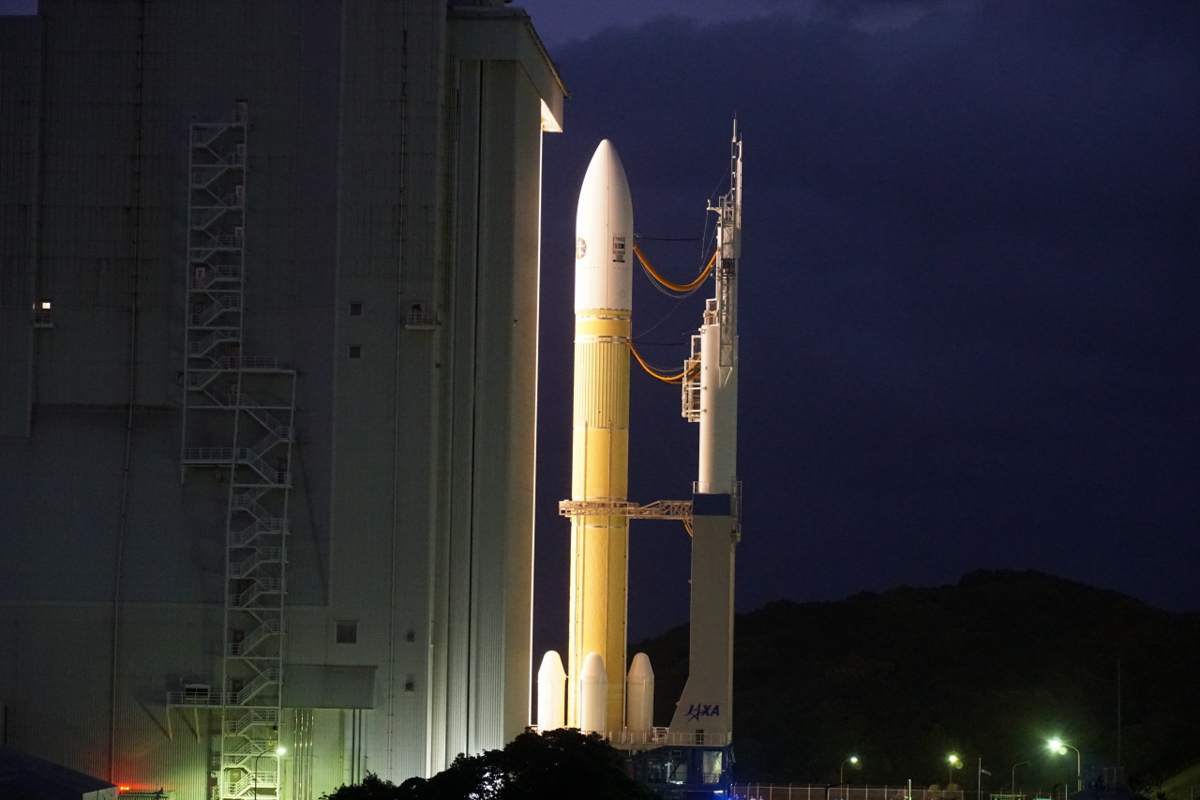 10月25日夜の機体移動。VABから姿を表したH3ロケット7号機。HTV-X1のミッションパッチと、ISSへ向かう「手荷物タグ」のデカールが見えます。フェアリングの下部はややコア機体より幅広いことも見えています(撮影:秋山文野)