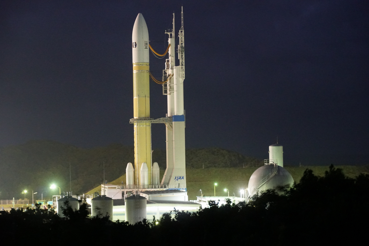 10月25日夜の機体移動。VABから姿を表したH3ロケット7号機。HTV-X1のミッションパッチと、ISSへ向かう「手荷物タグ」のデカールが見えます。フェアリングの下部はややコア機体より幅広いことも見えています(撮影:秋山文野)