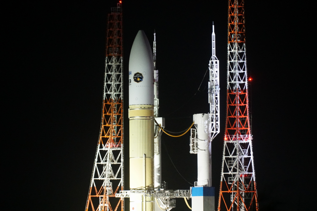 10月25日夜の機体移動。VABから姿を表したH3ロケット7号機。HTV-X1のミッションパッチと、ISSへ向かう「手荷物タグ」のデカールが見えます。フェアリングの下部はややコア機体より幅広いことも見えています(撮影:秋山文野)