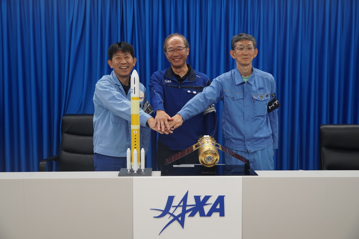 打上げ成功を祝う、三菱重工業の志村康治 H3プロジェクトマネージャ(左)、JAXAの有田誠 H3プロジェクトマネージャ(中央)、伊藤徳政 HTV-Xプロジェクトマネージャ(撮影:秋山文野)