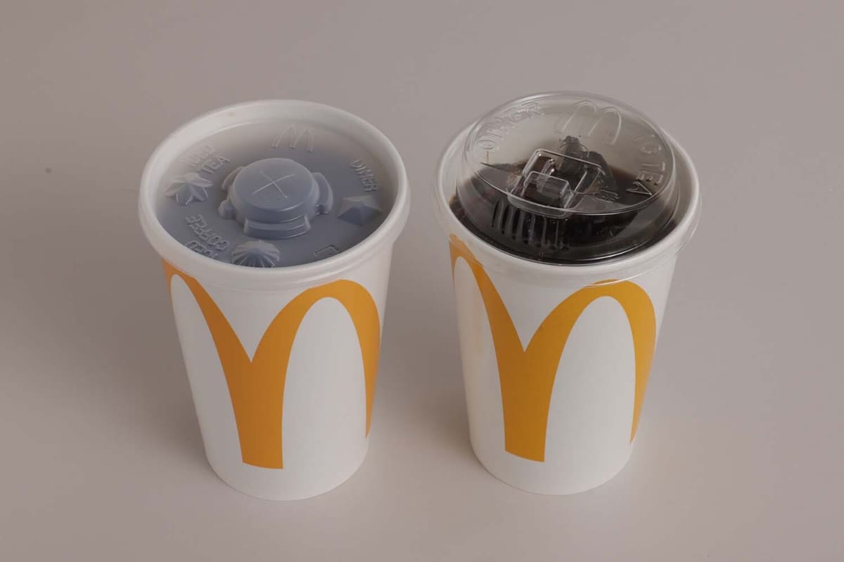 従来のフタ(左)、ストローレスリッド(右)