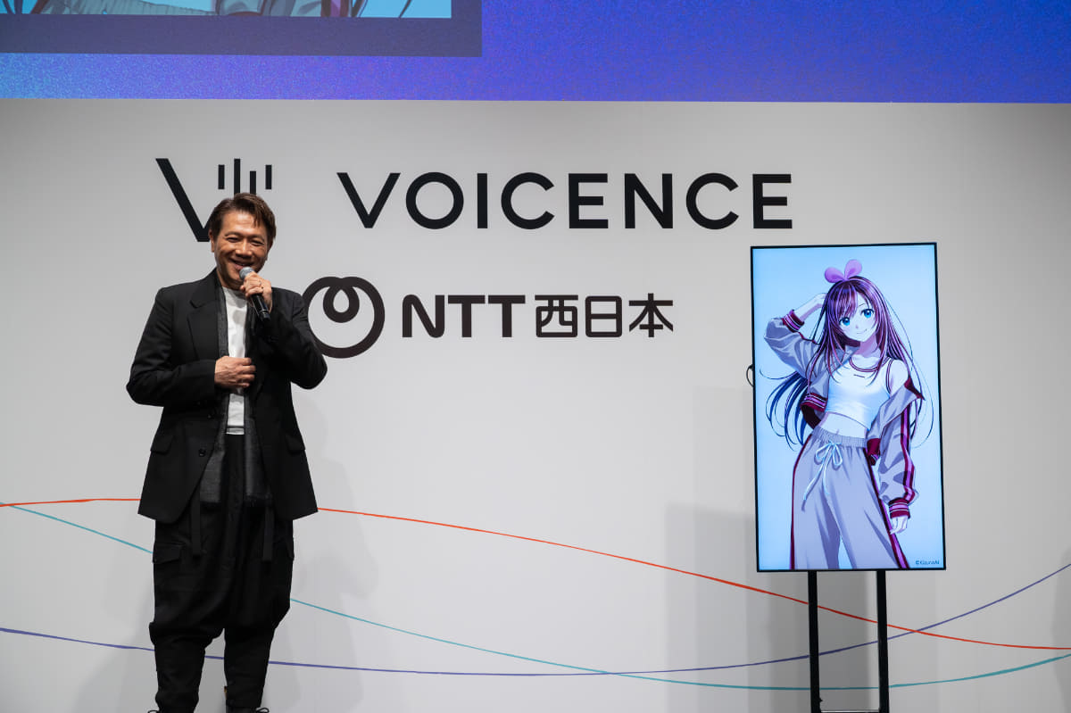 ゲストとして登壇した俳優の別所哲也、KizunaAI