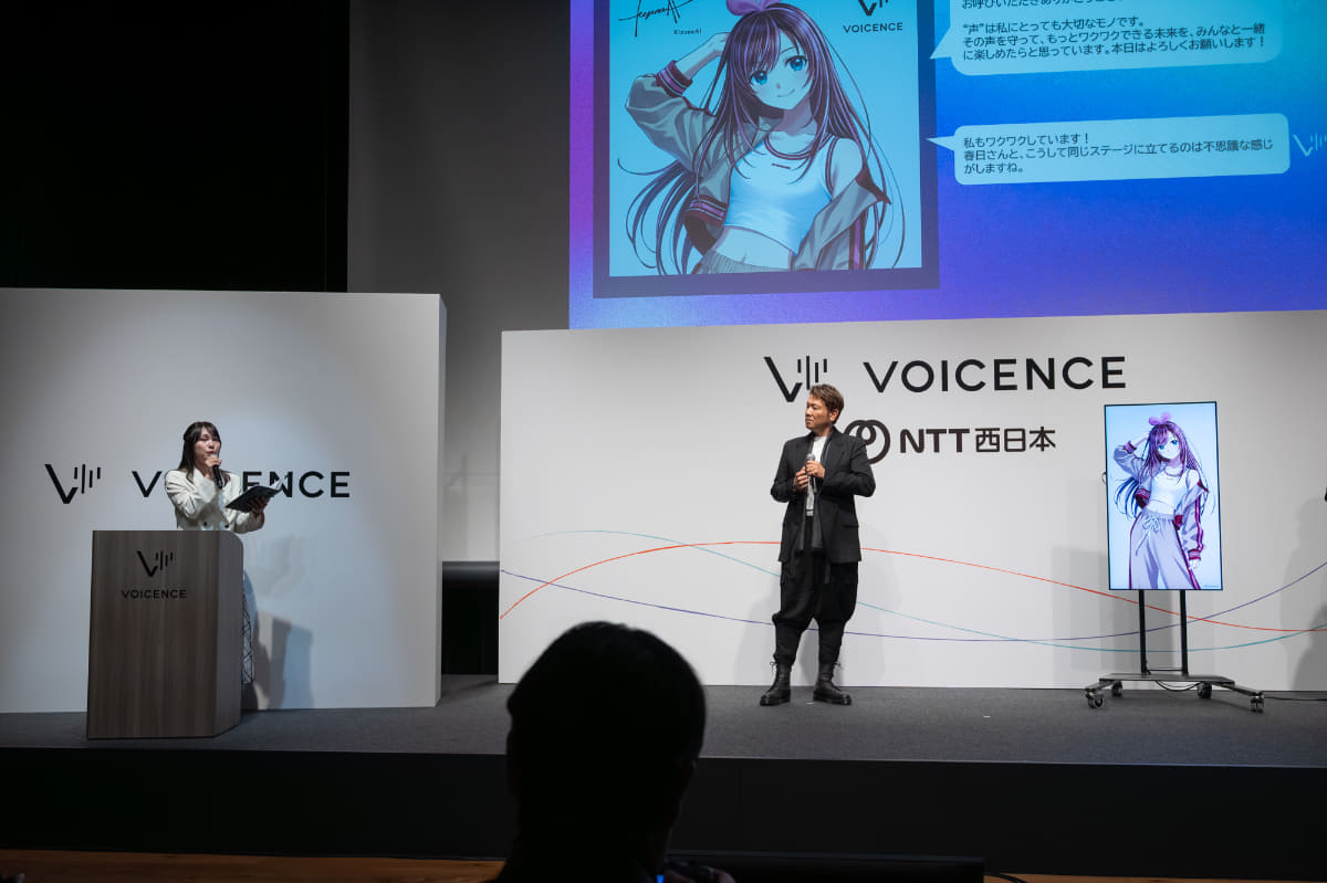 左から春日望、別所哲也、KizunaAI