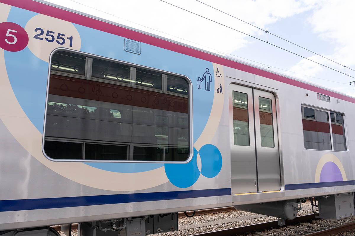 普通の窓(右端)と比べるとかなり大きい