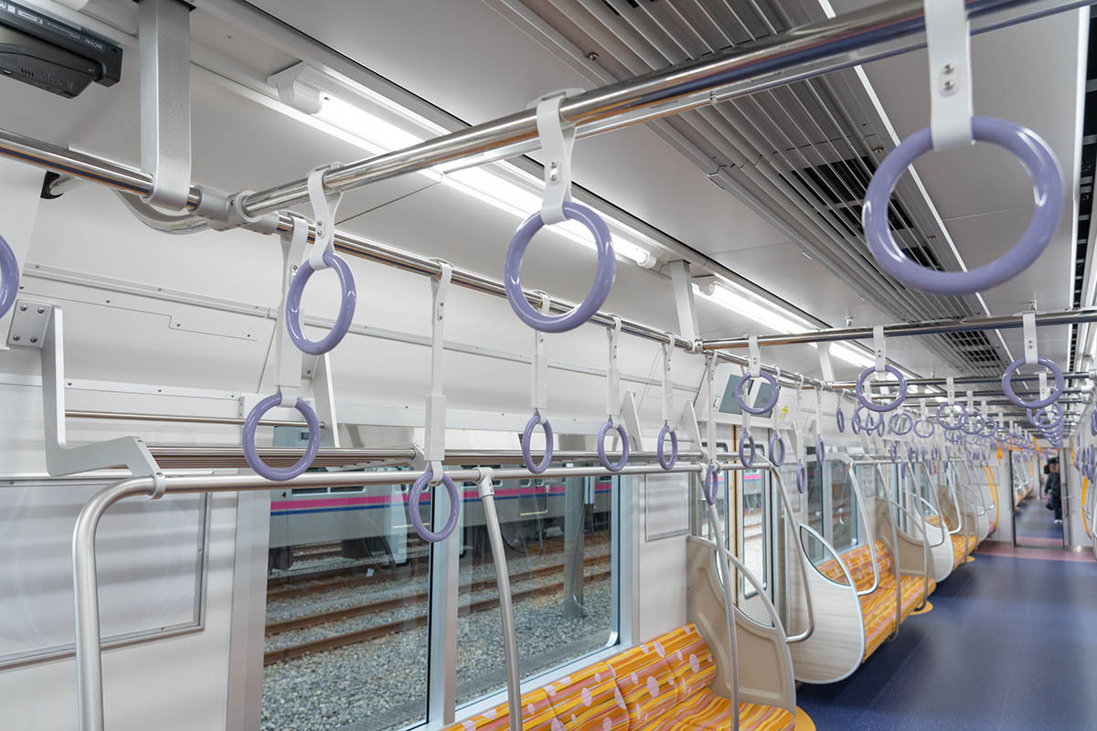 一般シート付近のつり革はパープル。高さは3種類ありました