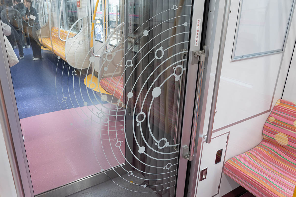 通路のドアも曲線のイラストが入っていました