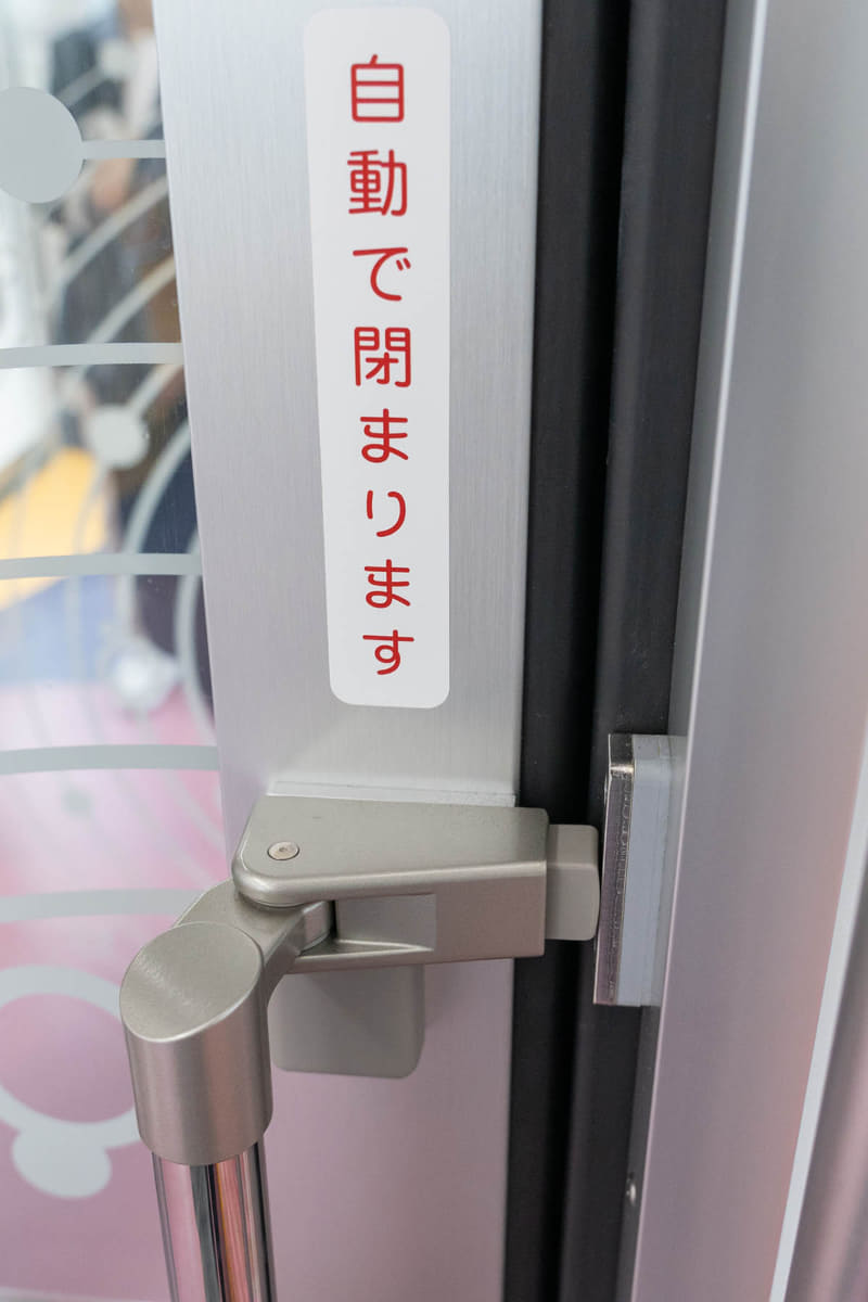 通路のドアは、ハンドルを動かすと反対側に突起が出て開けやすくなるタイプ