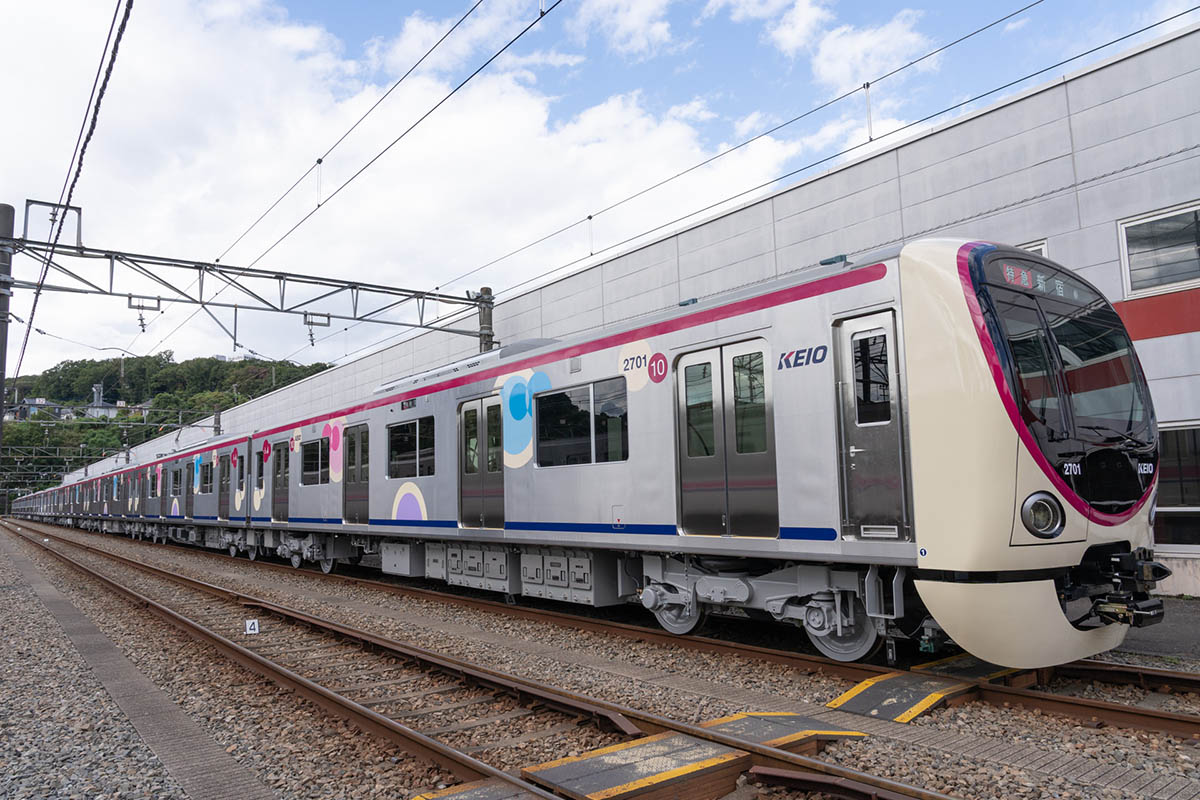 側面にも円をモチーフにしたデザインを配しています(10号車側から)