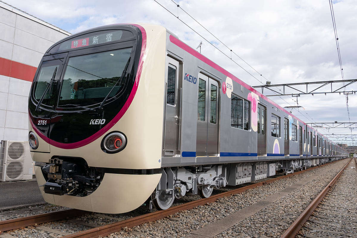 こちらは1号車側から(このときはテールライトが点灯)