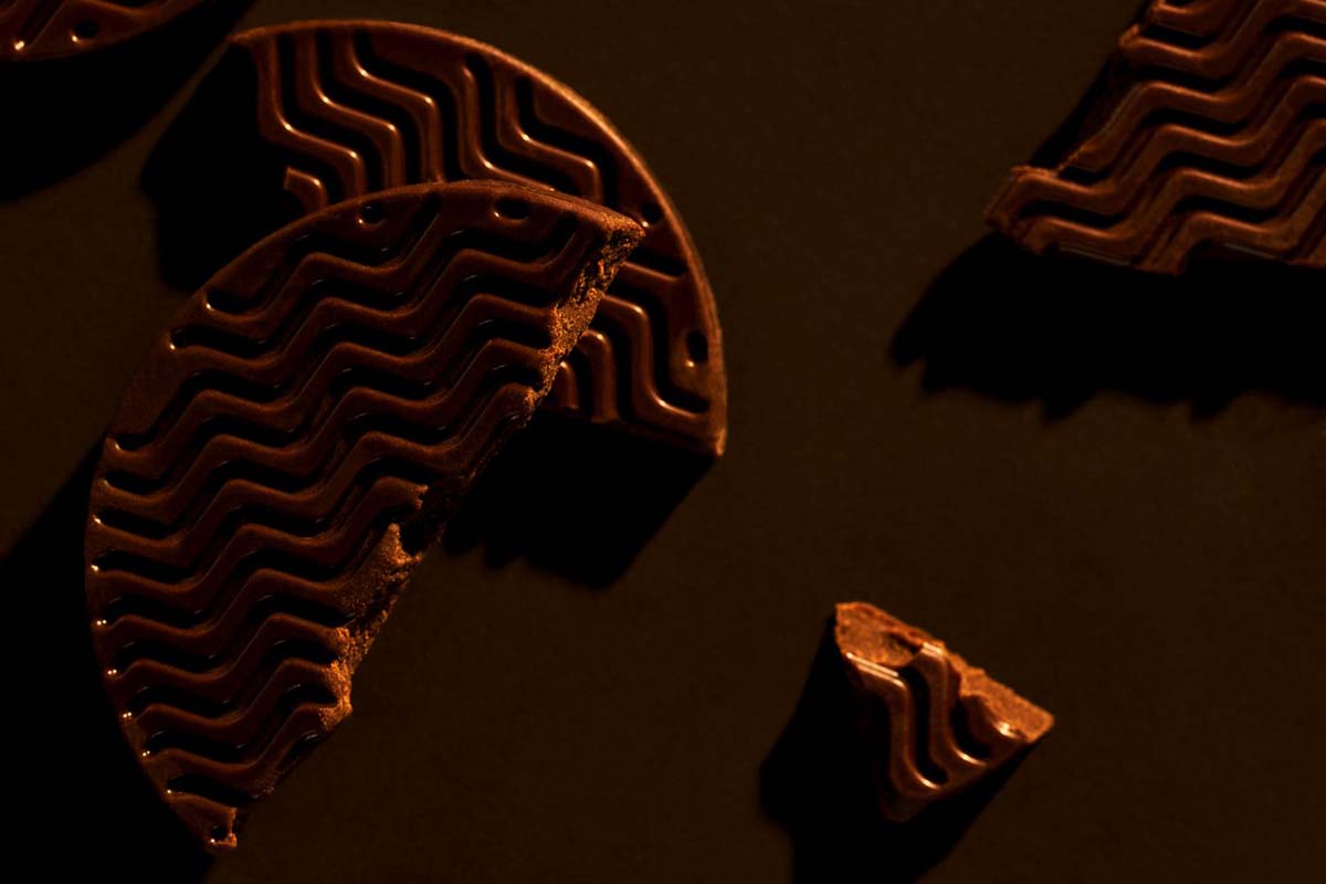 コーヒー豆を丸ごと粉砕し、チョコレートのように食べられる