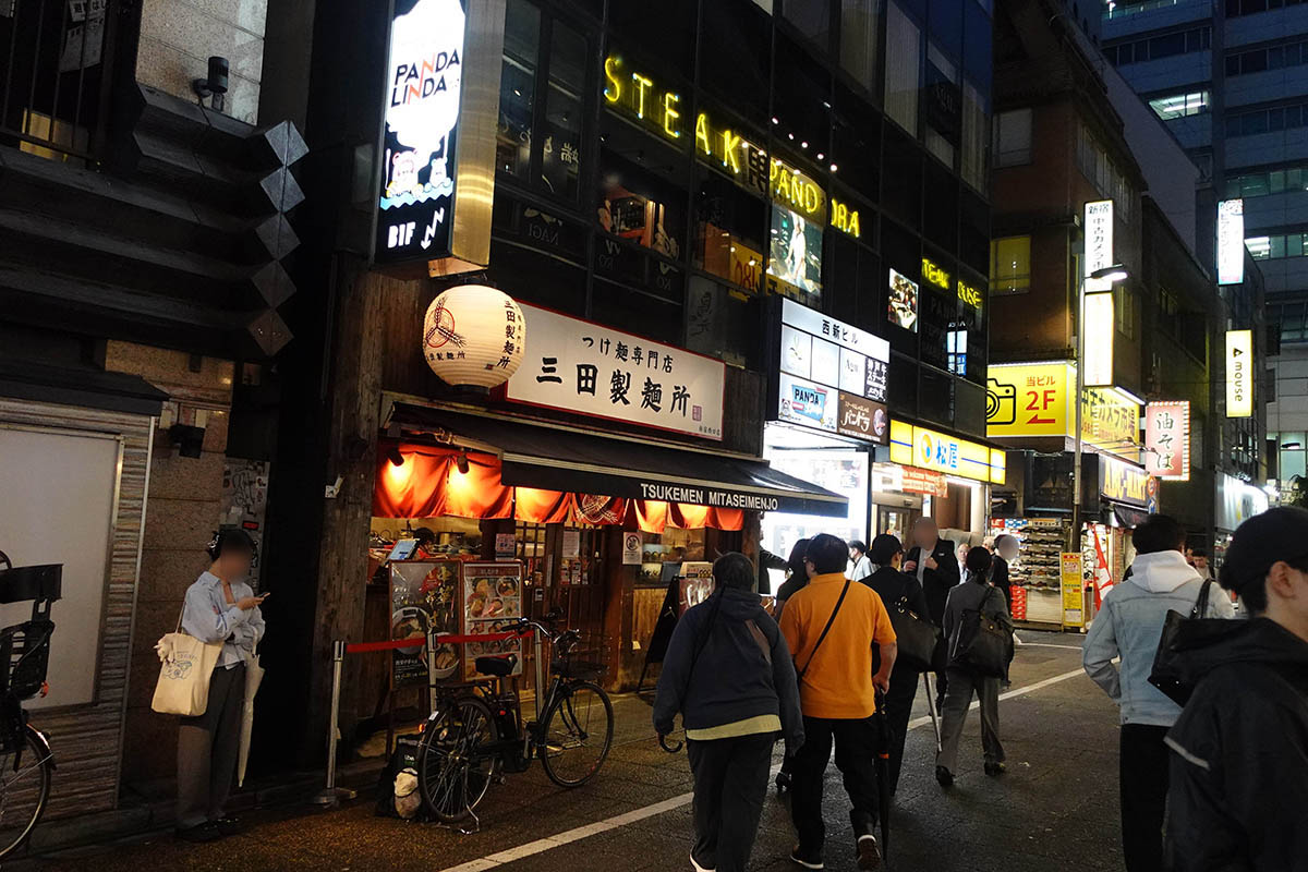 新宿西口はラーメン店などのフランチャイズが軒を連ねる